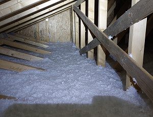 Zateplení stropu novostavby rodinného domu pomocí foukané izolace